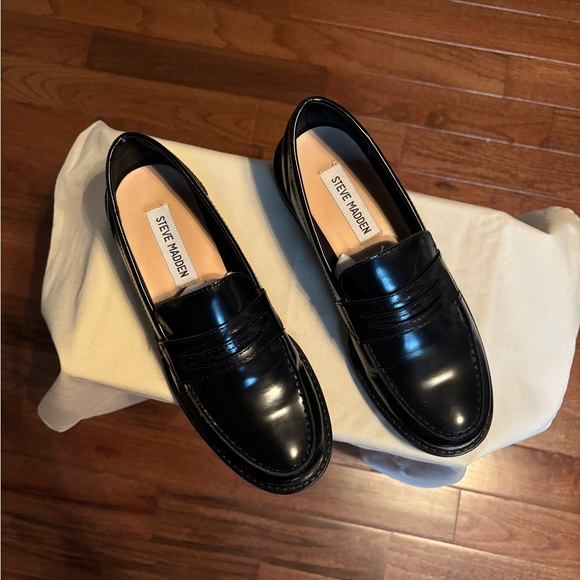 Used on good condition Doreen Steve Madden Loafer - Picture 2 of 2
